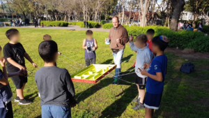 חנן חיים מדריך קבוצת ילדים בפעילות שיתופית וחווייתית במסגרת עבודה חינוכית.
