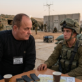 מטפל יושב לשיחה עם חייל בבסיס צה"ל