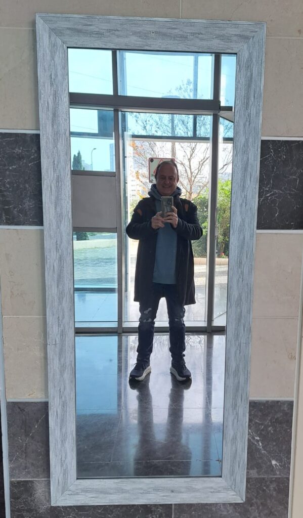 התבוננות במראה – המציאות היא מראה