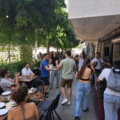 אנשים רוקדים ומתחברים בשמחה לצלילי בוזוקי בקבלת שבת בתחנת אלנבי 104