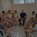 חנן חיים מנחה סדנה להלומי קרב ומילואימניקים לבניית חוסן נפשי דרך חכמת המעגל.