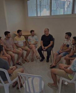 חנן חיים מנחה סדנה להלומי קרב ומילואימניקים לבניית חוסן נפשי דרך חכמת המעגל.