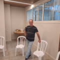 חנן חיים עומד בחלל סדנה עם כיסאות מסודרים לקראת מפגש לנשות מילואימניקים המתמודדות עם השפעות PTSD על התא המשפחתי