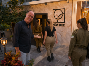 חנן מזמין חיילות להיכנס למפגש בבית מאזן New Rise – פתיחת דלת למקום בטוח ומזמין