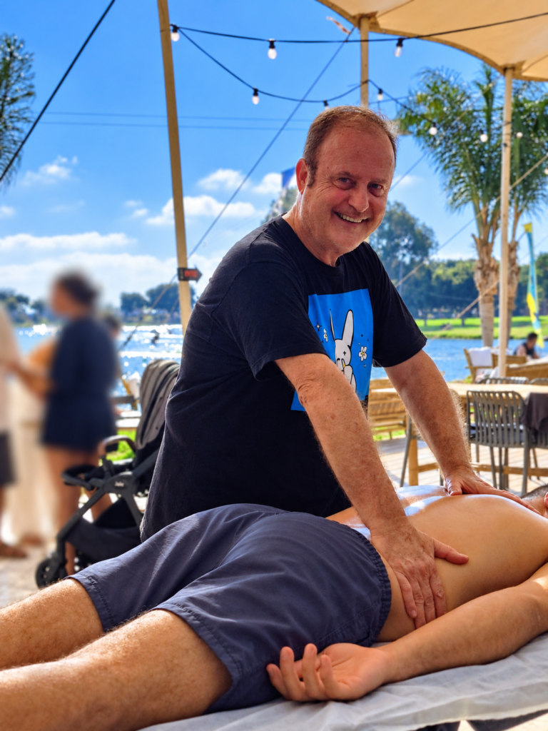 חנן חיים מעניק טיפול קצר למילואימניק במהלך פעילות בשטח.