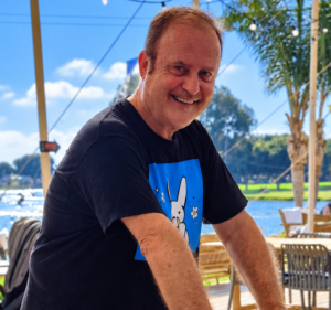 חנן חיים מעניק טיפול קצר למילואימניק במהלך פעילות בשטח.
