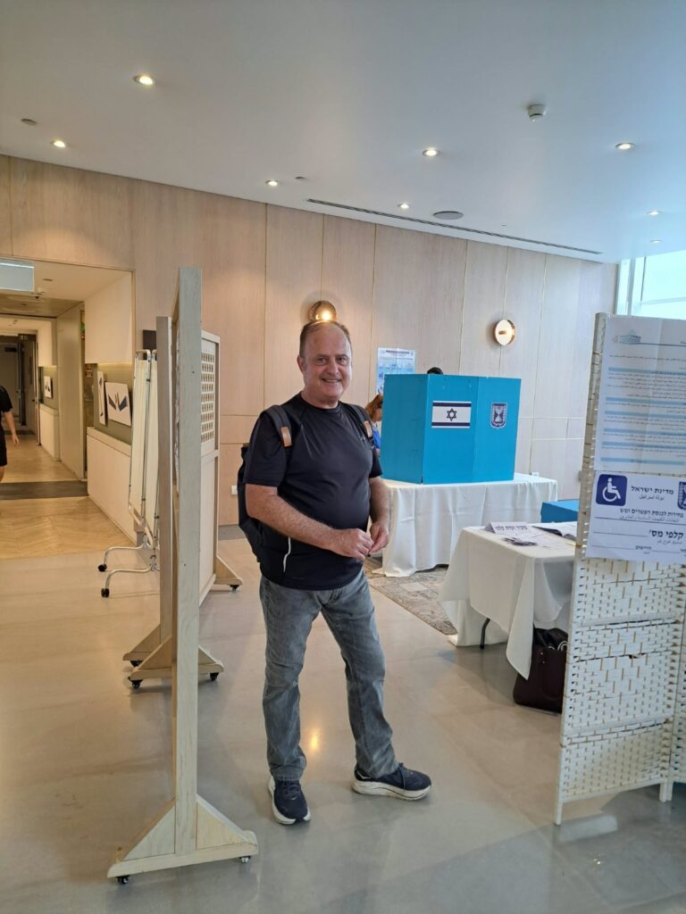 יום הבחירות – חנן חיים מצביע בקלפי